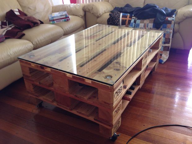 Table basse en palettes en bois et verre